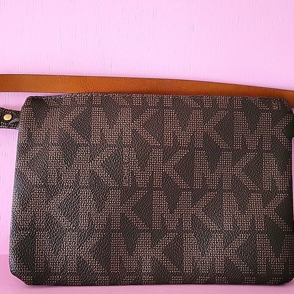 Michael Kors belt bag in MK logo 🤎🤎🤎🤎 - Picture 7 of 13